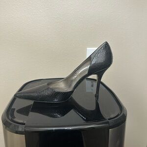 Charles David 8 black skinned 4" heel with interior side open , pointed toe
